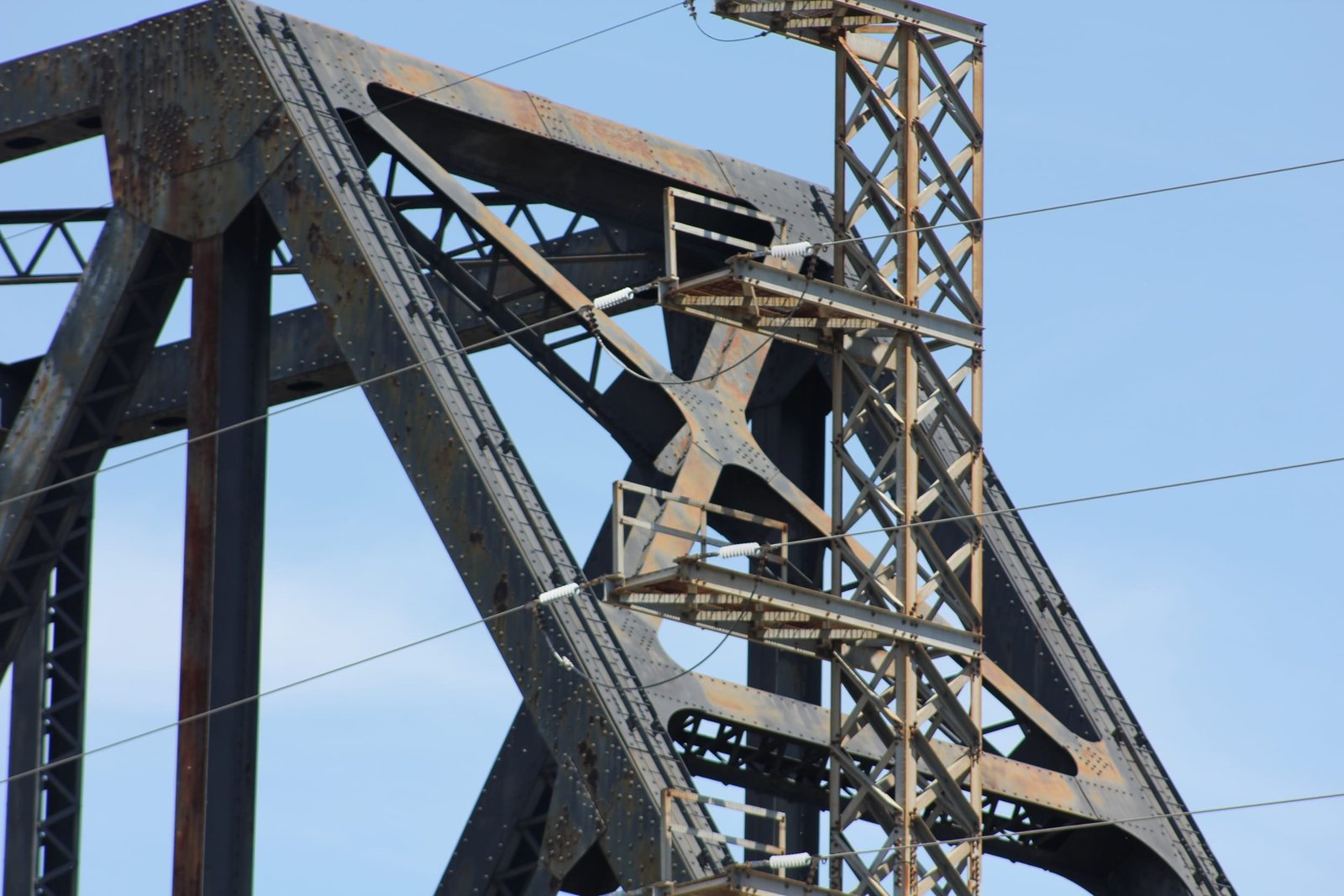 Portal bracing, cantilever span
